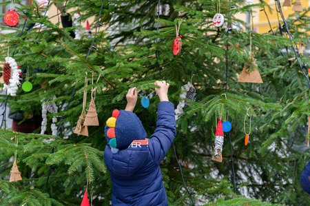 17 Okrasitev smreke v trškem jedru